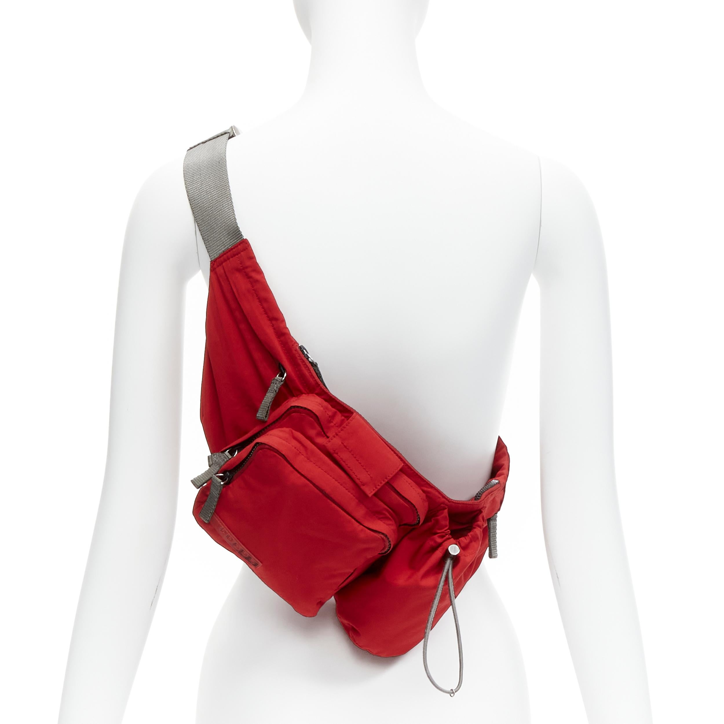 PRADA LINEA ROSSA Vintage red nylon sports tab logo bottle holder waist bag
Reference: TGAS/D00127
Brand: Prada
Designer: Miuccia Prada
Collection: Linea Rossa
Material: Nylon
Color: Red, Grey
Pattern: Solid
Closure: Zip
Lining: Grey Fabric
Made in: