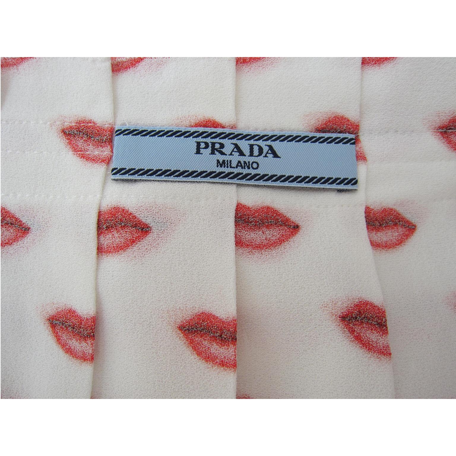 Prada Lip Print Pleated Skirt Red White In Good Condition In Berlin, DE