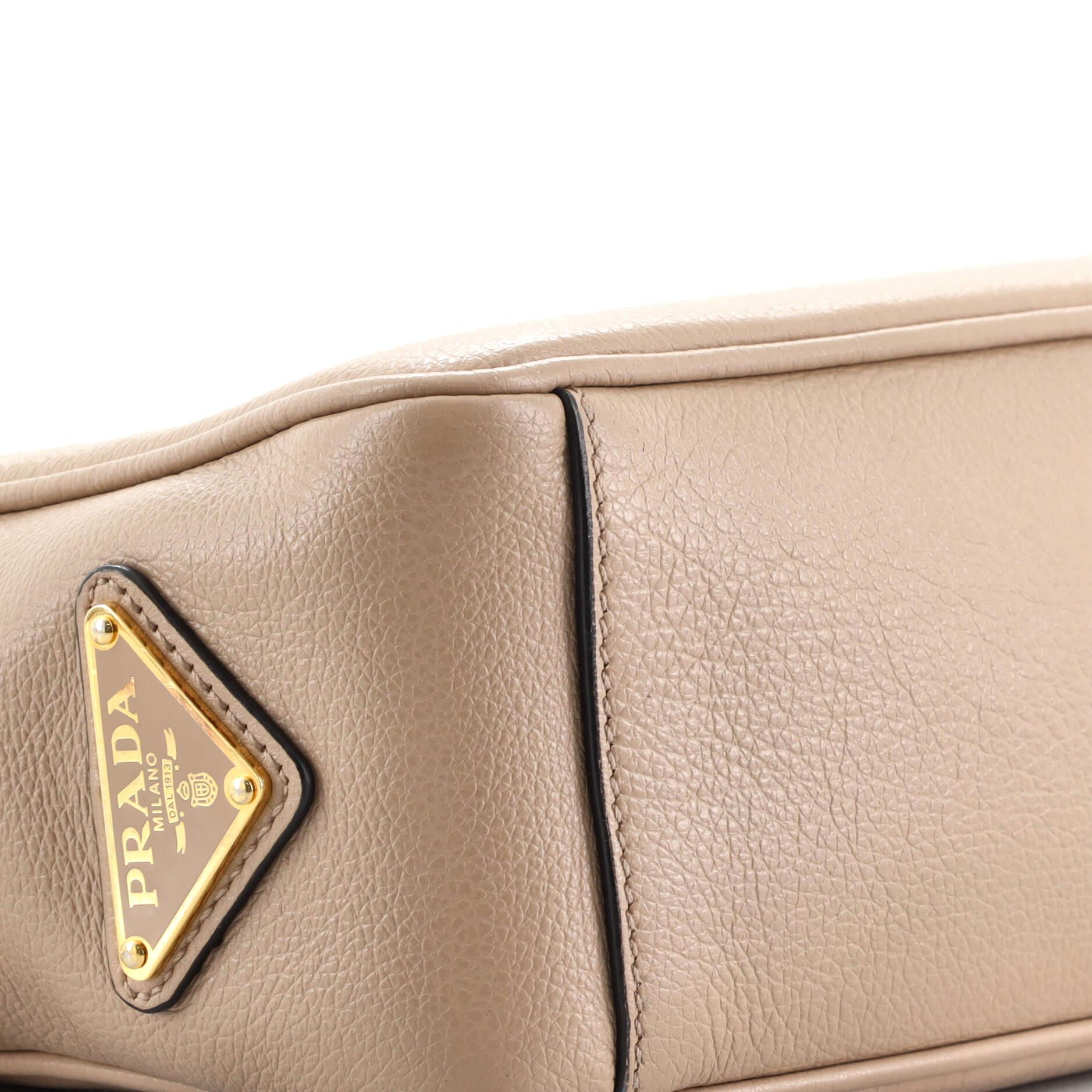 Prada Logo Kameratasche Geprägtes Leder Klein 1
