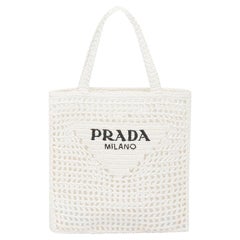 Prada Tragetasche mit Raffia-Logo bestickt