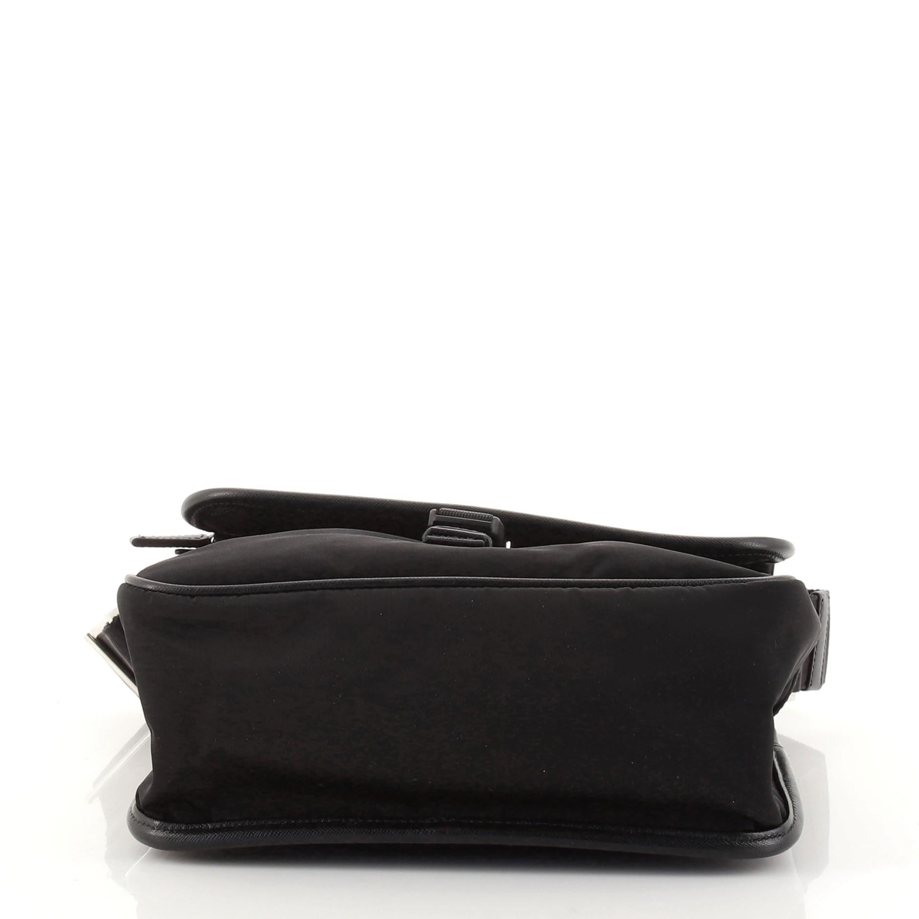 Prada Logo Flap Messenger Bag Tessuto Klein im Zustand „Gut“ in NY, NY