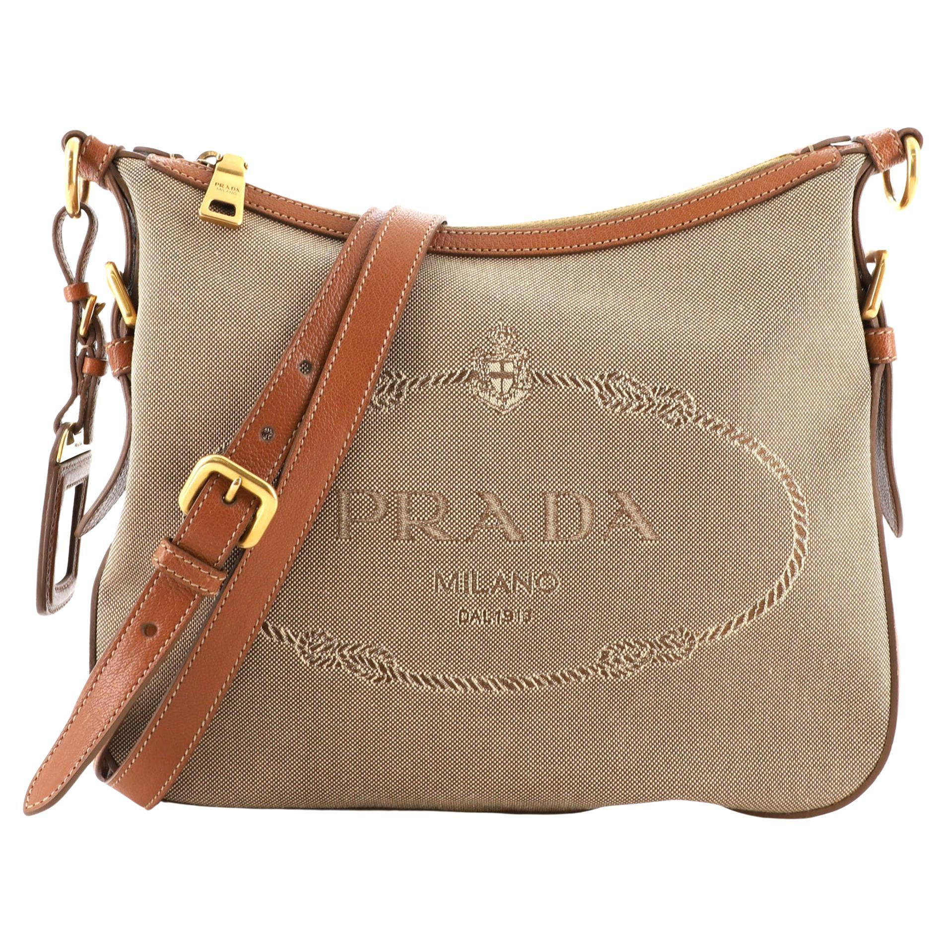 Prada Logo Messenger Bag aus Segeltuch mit Leder bei 1stDibs