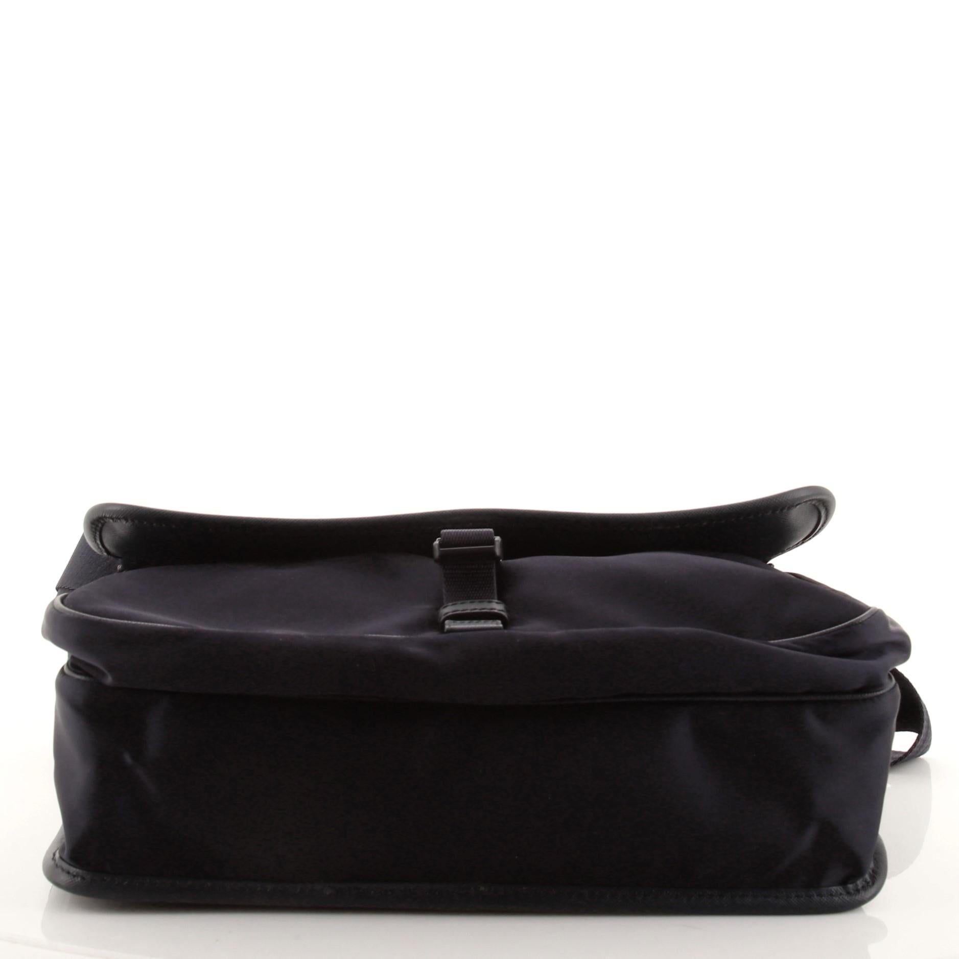 Prada Logo Messenger Bag Tessuto Medium im Zustand „Gut“ in NY, NY