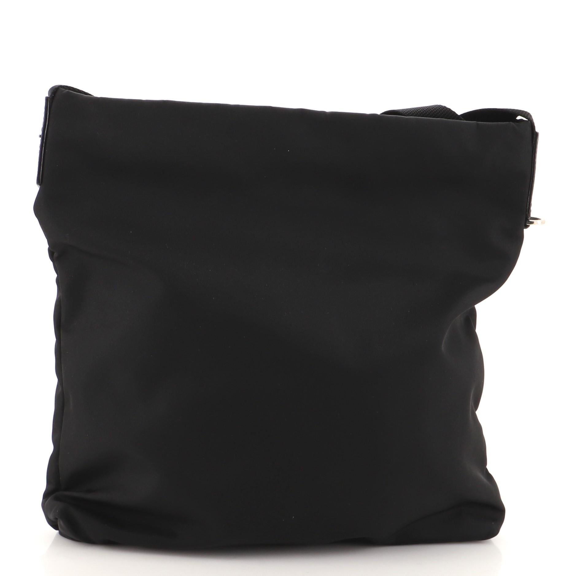 Prada Logo Patch Front Messenger Bag Tessuto Medium mit Reißverschluss (Schwarz)