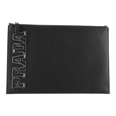 Prada Logo Pouch aus Saffiano-Leder mit Applique Groß