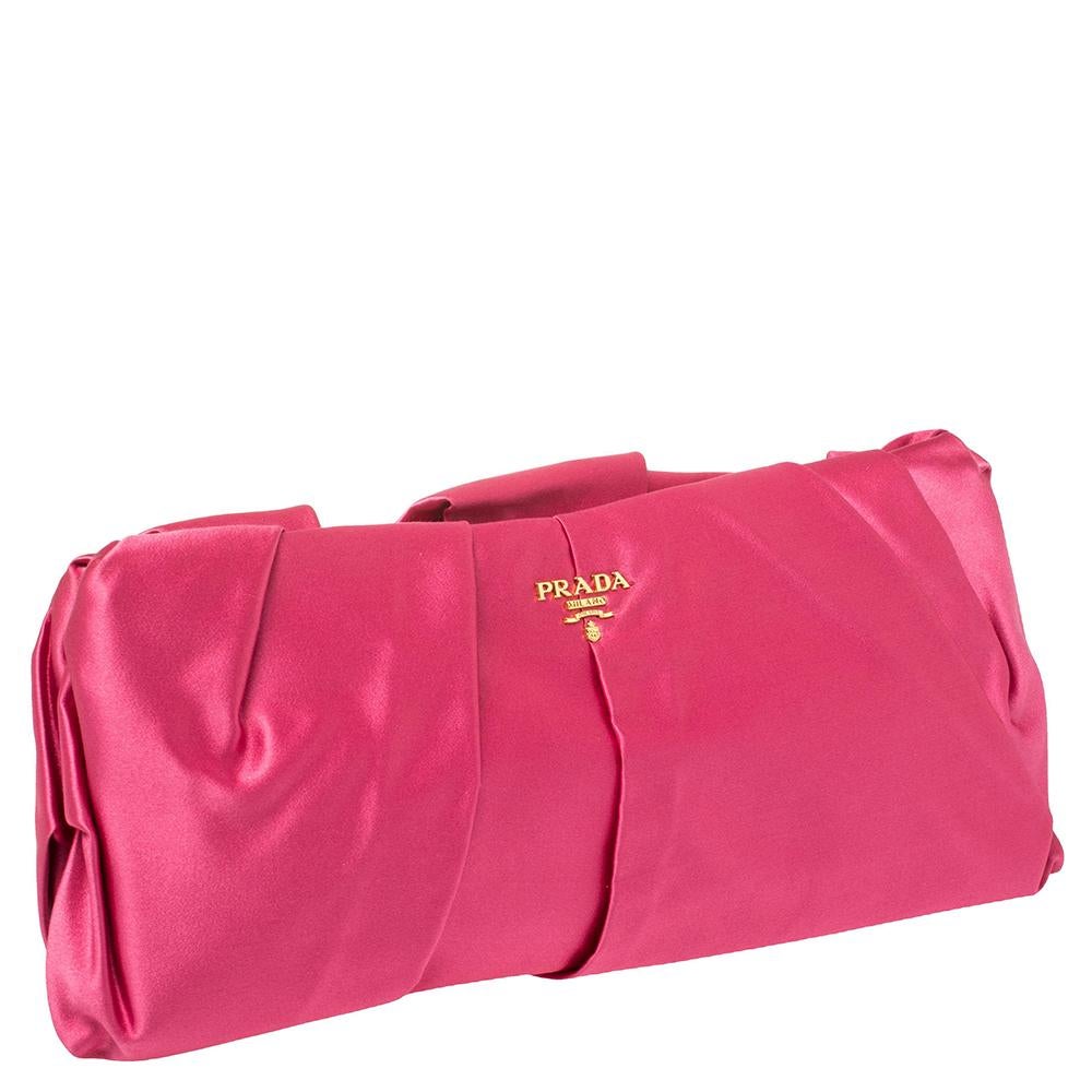 Prada Magenta Satin plissierte Raso Clutch im Zustand „Gut“ in Dubai, Al Qouz 2