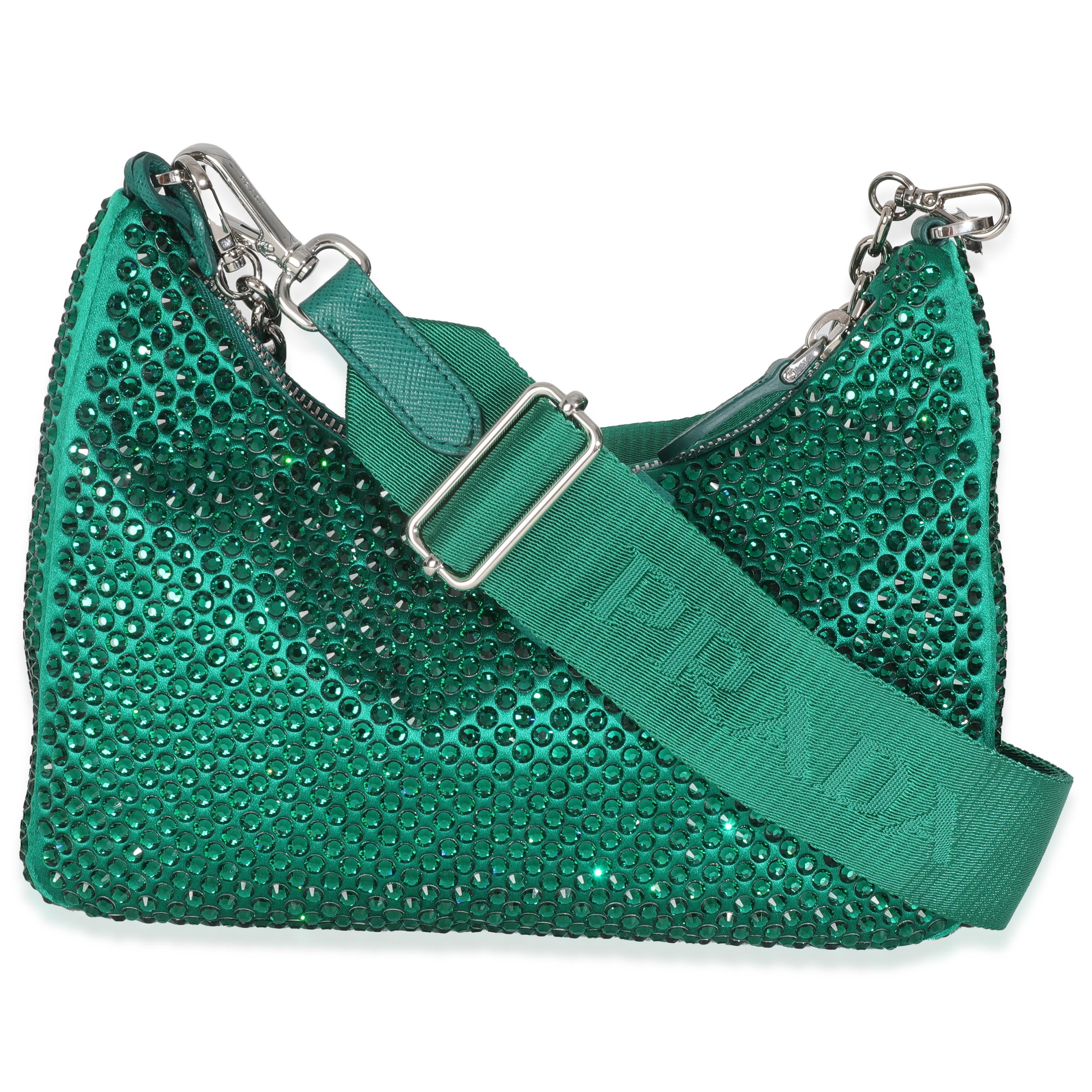 Titolo dell'elenco: Borsa Prada Mango Satin Crystal Re-Edition 2005
SKU: 147279
Condizioni: Usato 
Condizioni della borsa: Perfetta
Commenti sulle condizioni: L'articolo non presenta segni di usura.
Marchio: Prada
Model: Riedizione 2005
Paese di