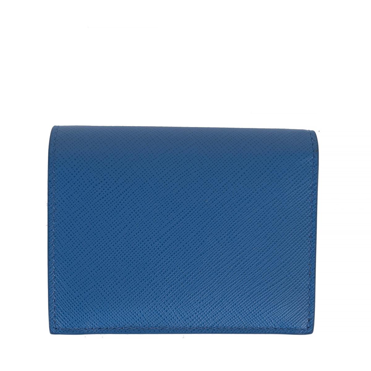Questo portafoglio bifold piccolo di Prada, autentico al 100%, è realizzato in pelle Saffiano Shine blu Marea, nota per la sua caratteristica texture a macchie incrociate e la finitura lucida. Presenta un logo Prada smaltato in tonalità sul davanti