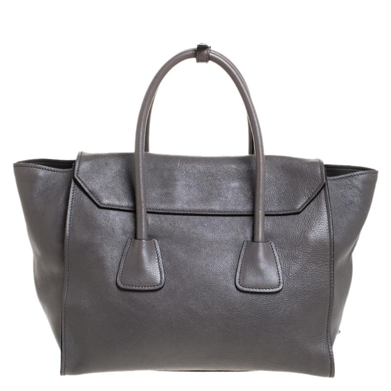 Add some effortless style and luxury to your everyday looks with this stunning Prada Twin pocket tote. Crafted in grey leather, this bag can store all that you need through the day or for work in its large compartment and a zippered pocket. The bag