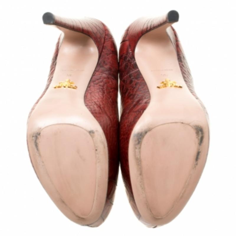 Escarpins à plateforme en cuir embossé croco marron Prada, taille 36 Bon état - En vente à Dubai, Al Qouz 2