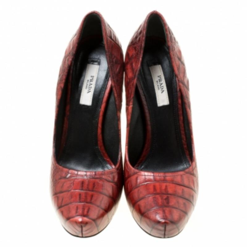 Escarpins à plateforme en cuir embossé croco marron Prada, taille 36 en vente 1