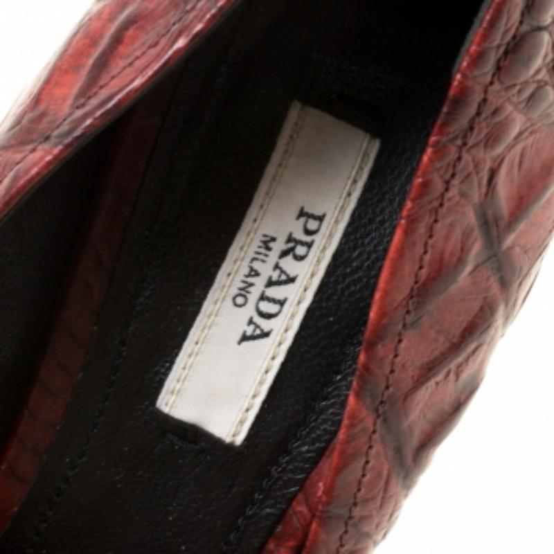 Escarpins à plateforme en cuir embossé croco marron Prada, taille 36 en vente 2