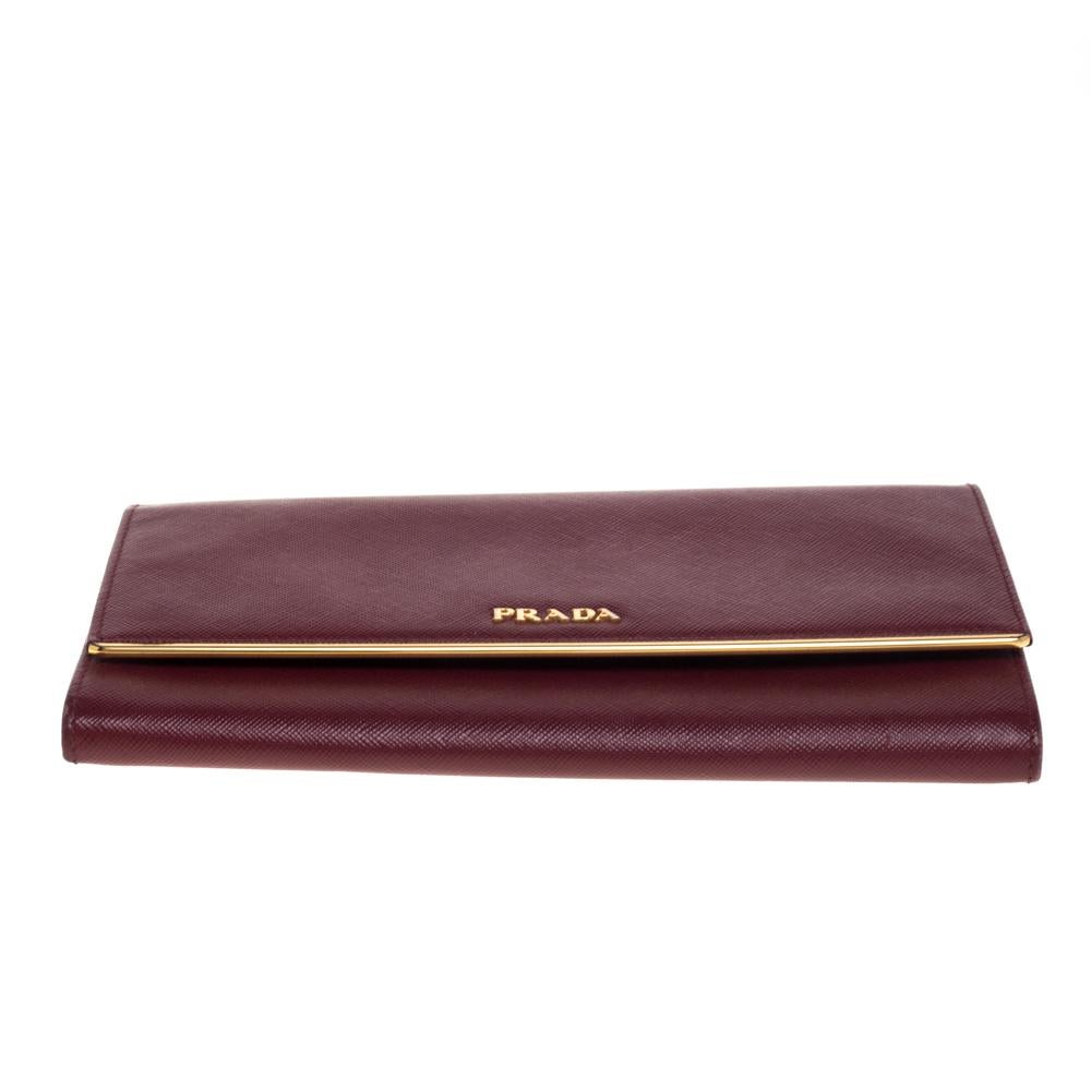 Prada Maroon Saffiano Leather Metal Detail Clutch In Good Condition In Dubai, Al Qouz 2