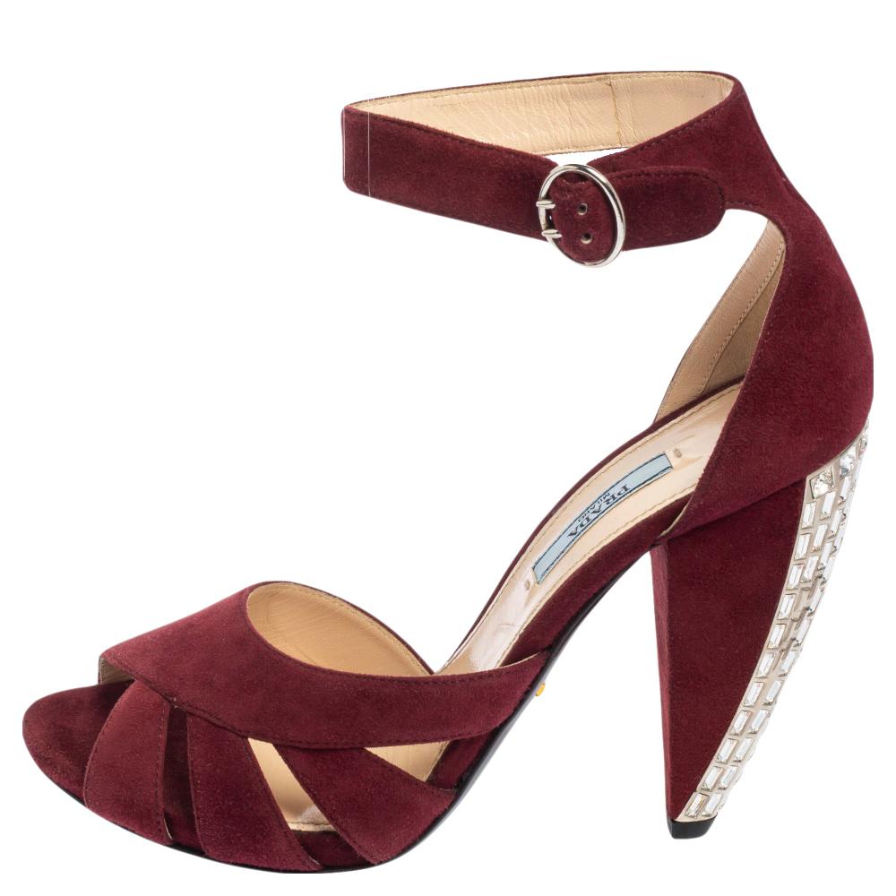 Mit üppigem, kastanienbraunem Wildleder auf der Außenseite und zierlichen Kristallverzierungen an den Fersen verleihen diese Sandalen Ihrem Outfit einen vielversprechenden Look. Diese Sandalen aus dem Hause Prada wurden unter Berücksichtigung der
