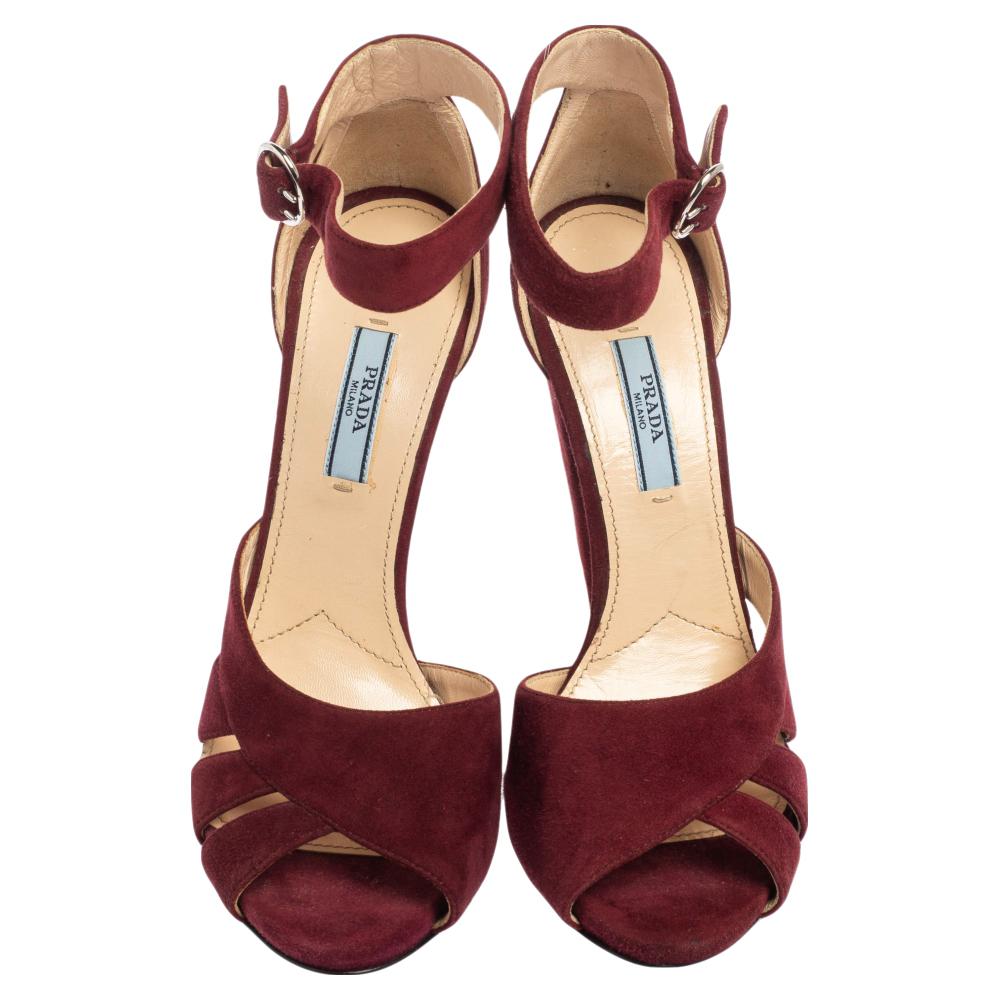 Prada Maroon Wildleder Kristall verschönert Absatz Peep Toe Stiefeletten mit Knöchelriemen Größe 39 im Zustand „Hervorragend“ in Dubai, Al Qouz 2
