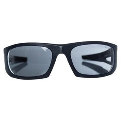 Prada, lunettes de soleil noir mat avec logo rouge