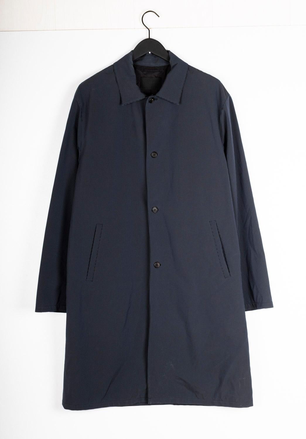 100% autentico Prada Uomo Cappotto da pioggia, S1353, VITR1
Colore: blu
(Il colore effettivo può variare leggermente a causa dell'interpretazione dello schermo del computer).
Materiale: 86% poliammide, 14% elastan
Taglia del cartellino: XL
Questo