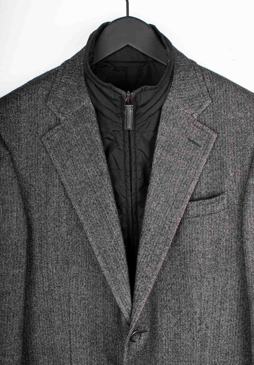 Consultez mes autres annonces. A beaucoup d'autres vêtements de marque à vendre. Ouvert à toutes les offres.
L'article mis en vente est 100% authentique Prada Casual Men Jacket has lining inside which is not removable, S1517, ASH1
Couleur : gris
(La