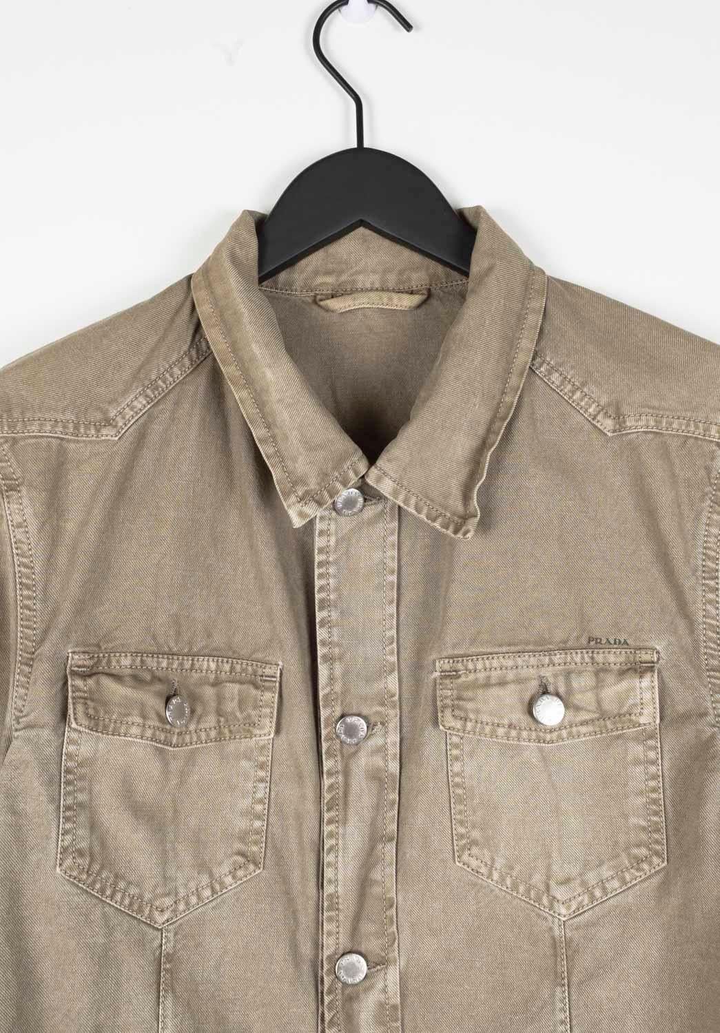 Compruebe mis otros listados. Tiene a la venta mucha más ropa de diseño. Abierto a cualquier oferta.
Artículo en venta 100% auténtico Chaqueta vaquera Prada para hombre, S1324, KE8
Color: marrón claro/caqui
(El color real puede variar un poco debido