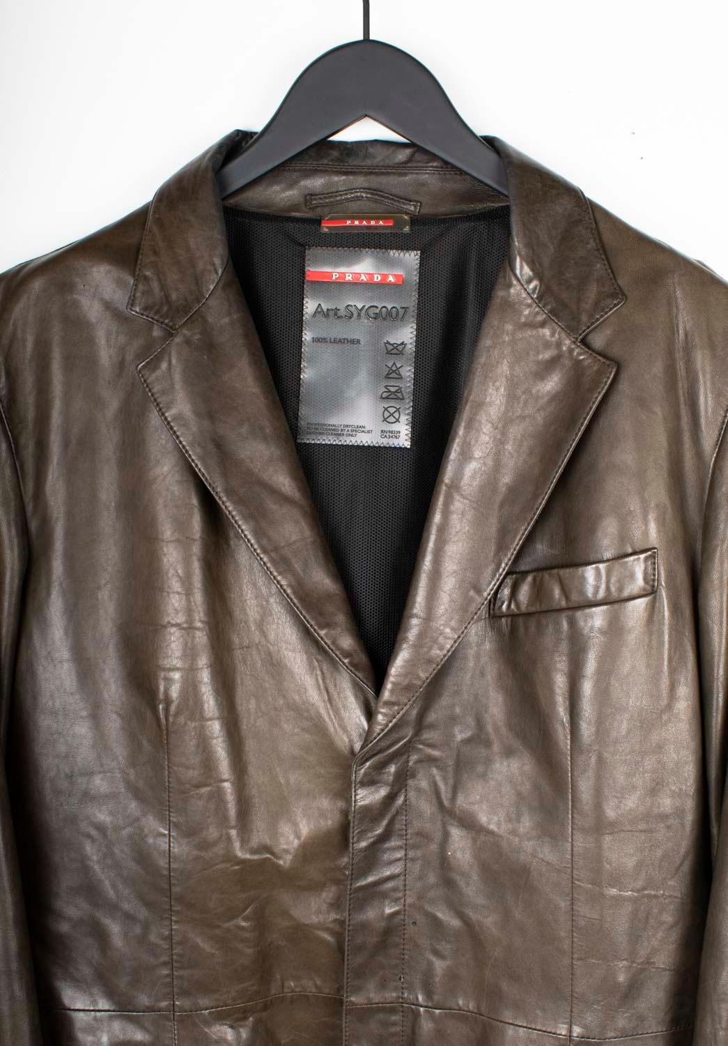 Controlla le mie altre inserzioni. Ho molti altri abiti firmati in vendita. Aperto a qualsiasi offerta.
L'articolo in vendita è una giacca da uomo Prada Casual, S1511, VIVI0, autentica al 100%.
Colore: marrone
(Il colore effettivo può variare