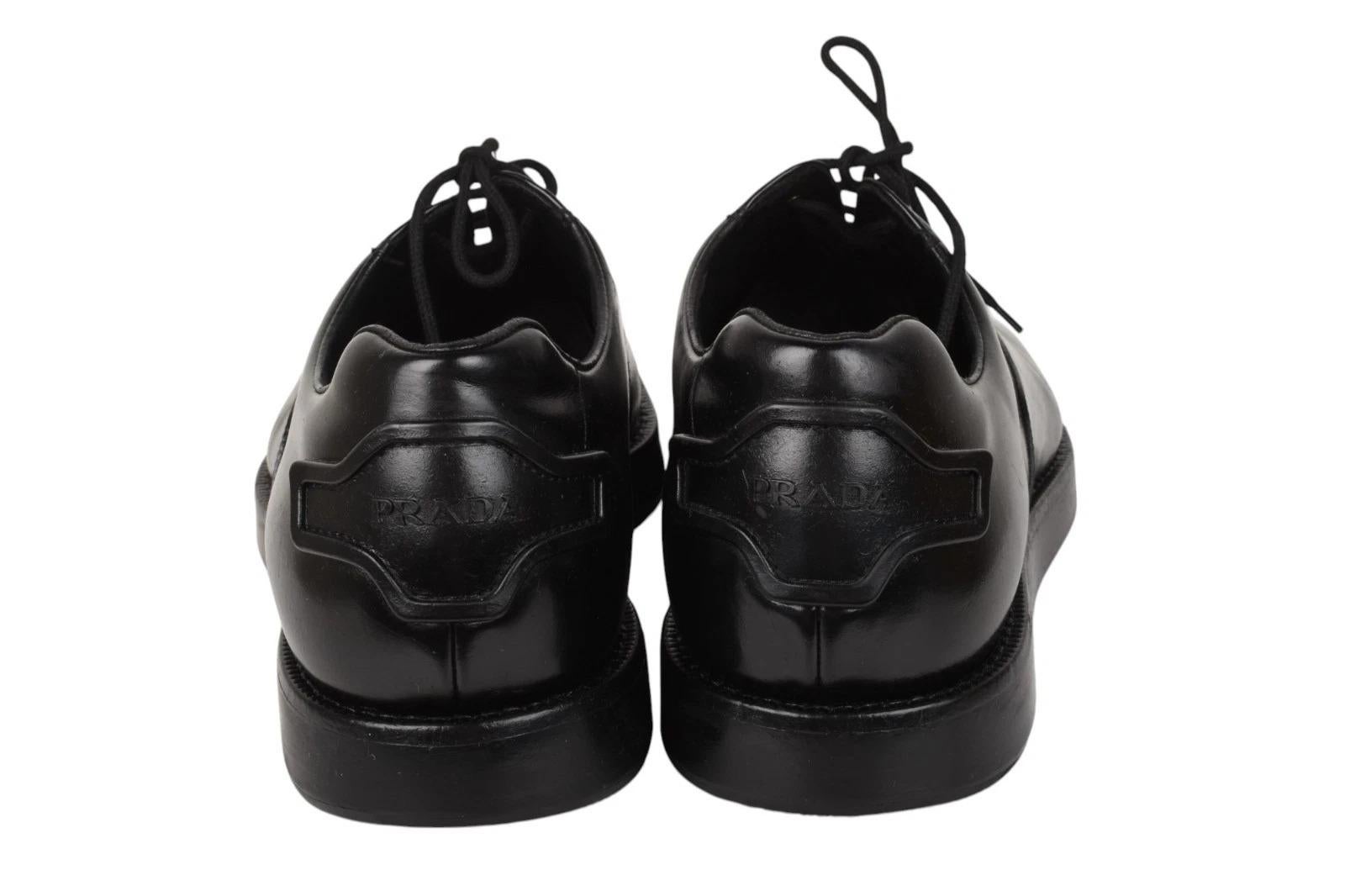 Compruebe mis otros listados. Tiene a la venta mucha más ropa de diseño. Abierto a cualquier oferta.
El artículo en venta es 100% genuino Prada Derbies Hombre Zapatos con bolsa de polvo, SE0, S1462
Color: negro
(El color real puede variar un poco