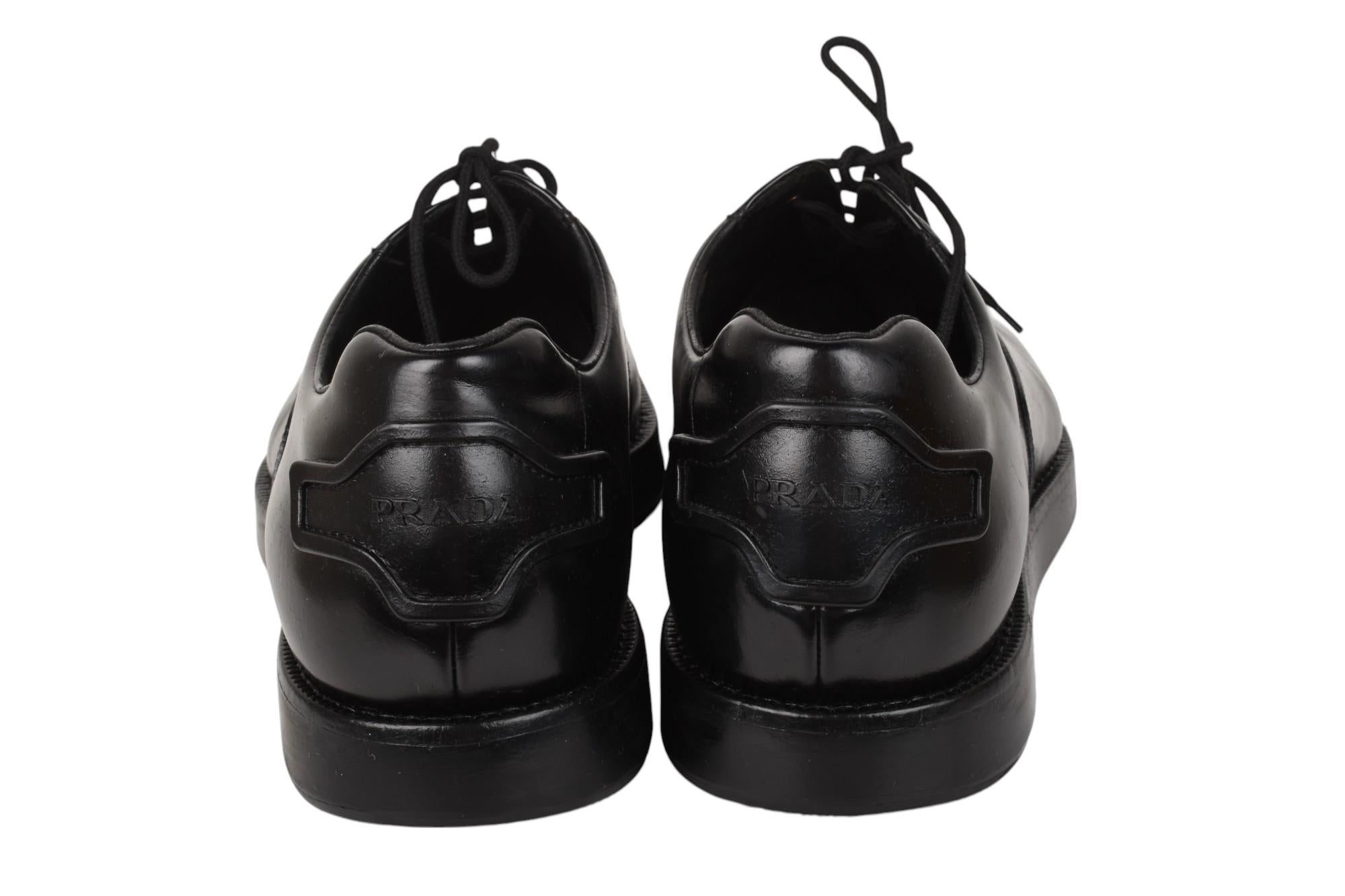 Prüfen Sie meine anderen Angebote. Habe viele weitere Designerkleidung zu verkaufen. Offen für alle Angebote.
Artikel zu verkaufen ist 100% echte Prada Derbies Männer Schuhe, SE0, S1462
Farbe: schwarz
(Eine tatsächliche Farbe kann ein wenig
