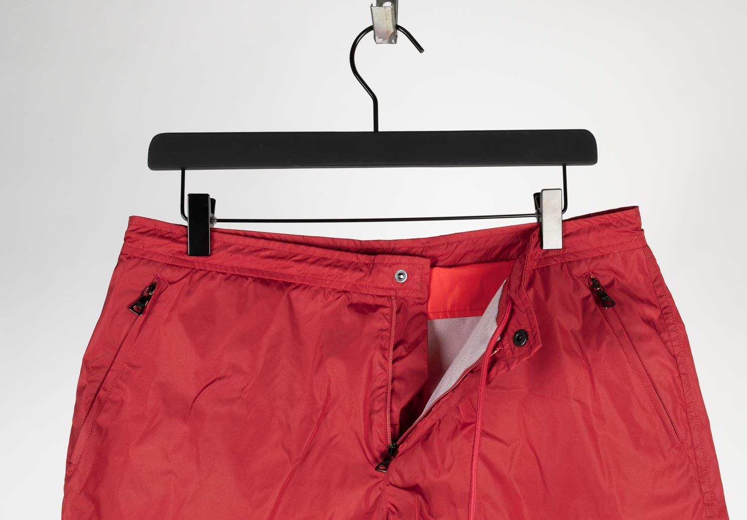 100% autentico Pantaloncini da uomo Prada Vintage, S732, KE0
Colore: rosso
(Il colore effettivo può variare leggermente a causa dell'interpretazione dello schermo del computer).
Materiale: 100% poliammide
Tag size: ITA50, M
Questi pantaloncini sono