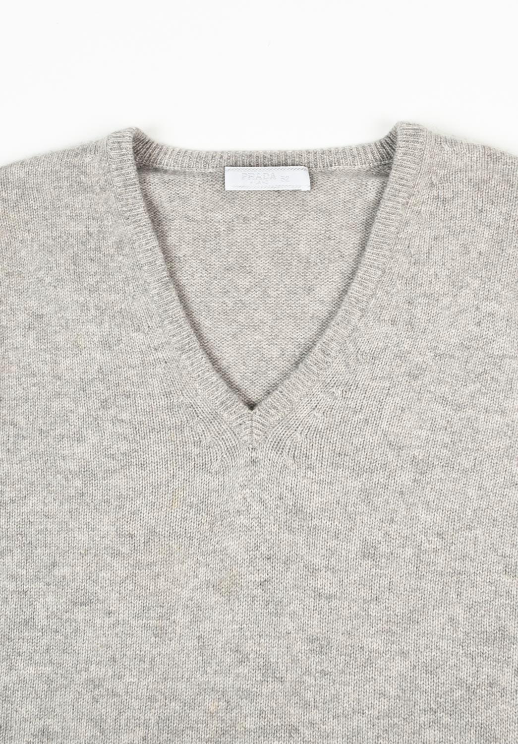 100% genuine Prada Cashmere Men Sweater, S687
Color: grey
(An actual color may a bit vary due to individual computer screen interpretation)
Material: 100% cashmere
Tag size: ITA52, runs Large
This sweater is great quality item. Rate 9 of 10,