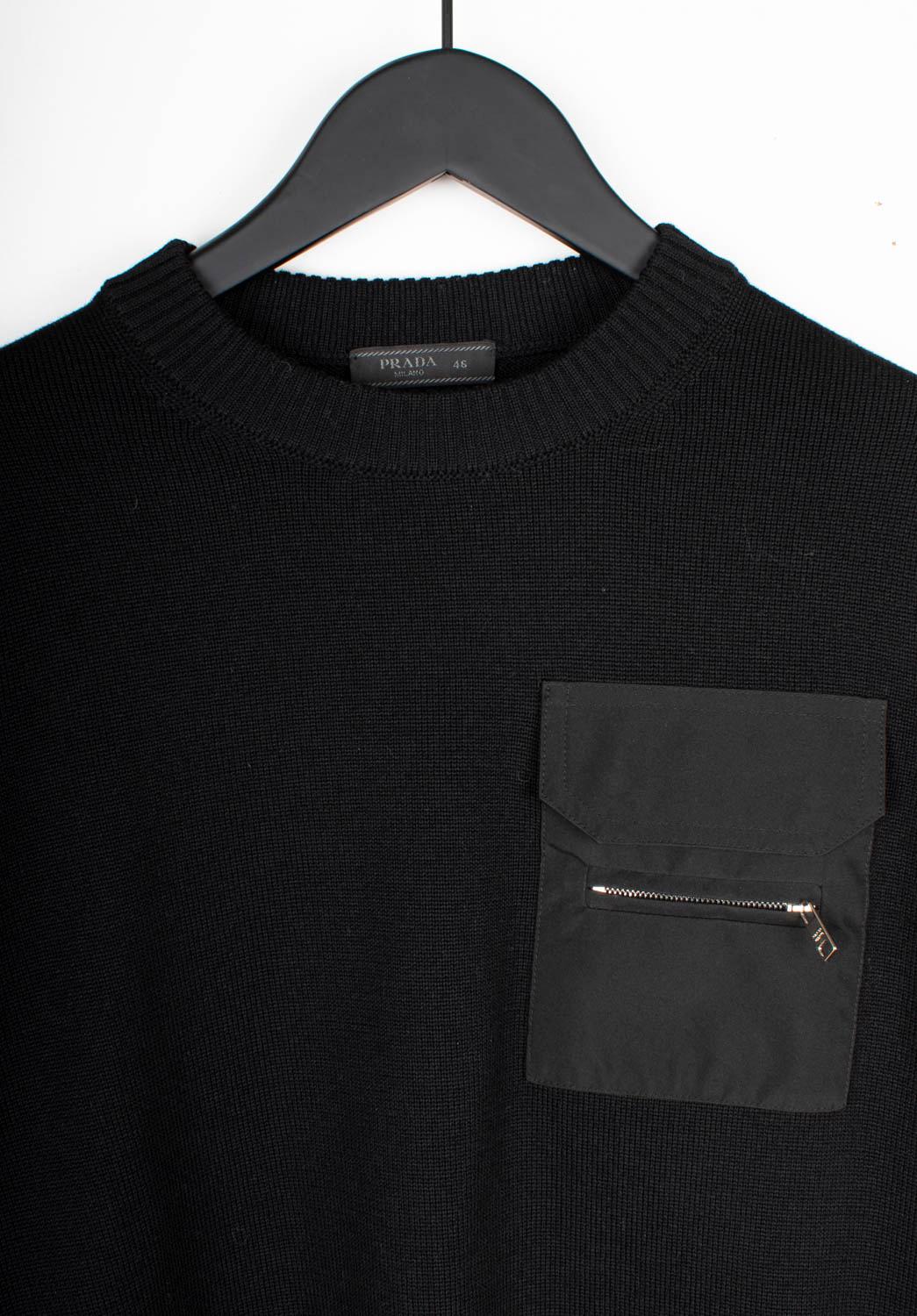 Controlla le mie altre inserzioni. Ho molti altri abiti firmati in vendita. Aperto a qualsiasi offerta.
L'articolo in vendita è 100% autentico Prada Crew Neck Techno Men Sweater Size, S1501, DE9
Colore: nero
(Il colore effettivo può variare