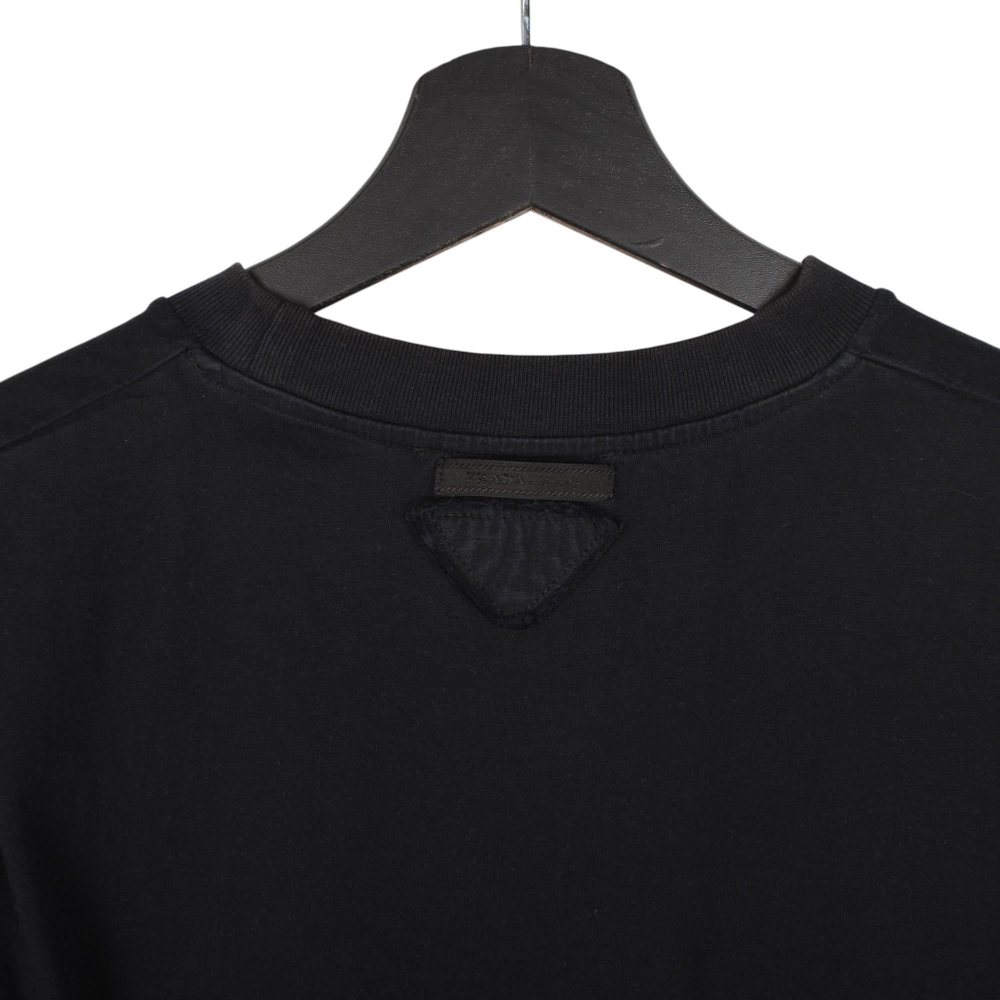 Nero Prada Uomo T Shirt Logo sul retro Girocollo, tasca frontale Taglia M. T. I. in vendita