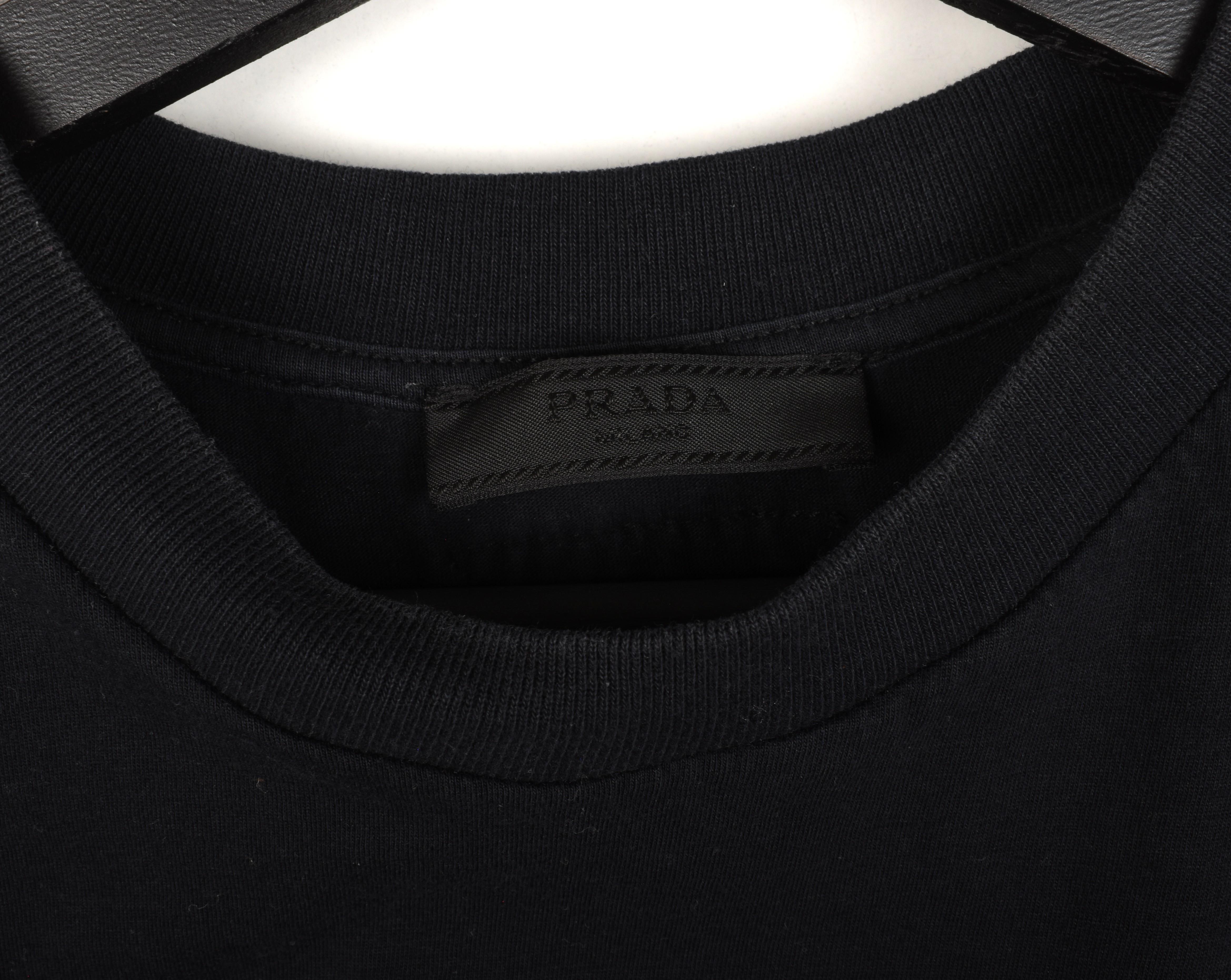 Prada Uomo T Shirt Logo sul retro Girocollo, tasca frontale Taglia M. T. I. In condizioni buone in vendita a Kaunas, LT