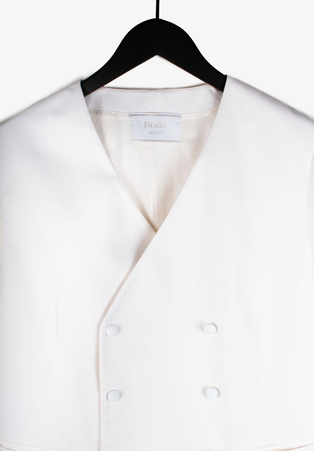 Consultez mes autres annonces. A beaucoup d'autres vêtements de marque à vendre. Ouvert à toutes les offres.
L'article mis en vente est 100% authentique Prada Formal Men Vest, from 2023 collection, S1372, SHE4
Couleur : blanc
(La couleur réelle peut