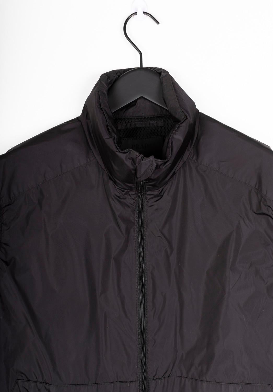 Consultez mes autres annonces. A beaucoup d'autres vêtements de marque à vendre. Ouvert à toutes les offres.
L'article mis en vente est 100% authentique Prada Homme Veste légère, S1331, SHE9
Couleur : noir
(La couleur réelle peut varier légèrement