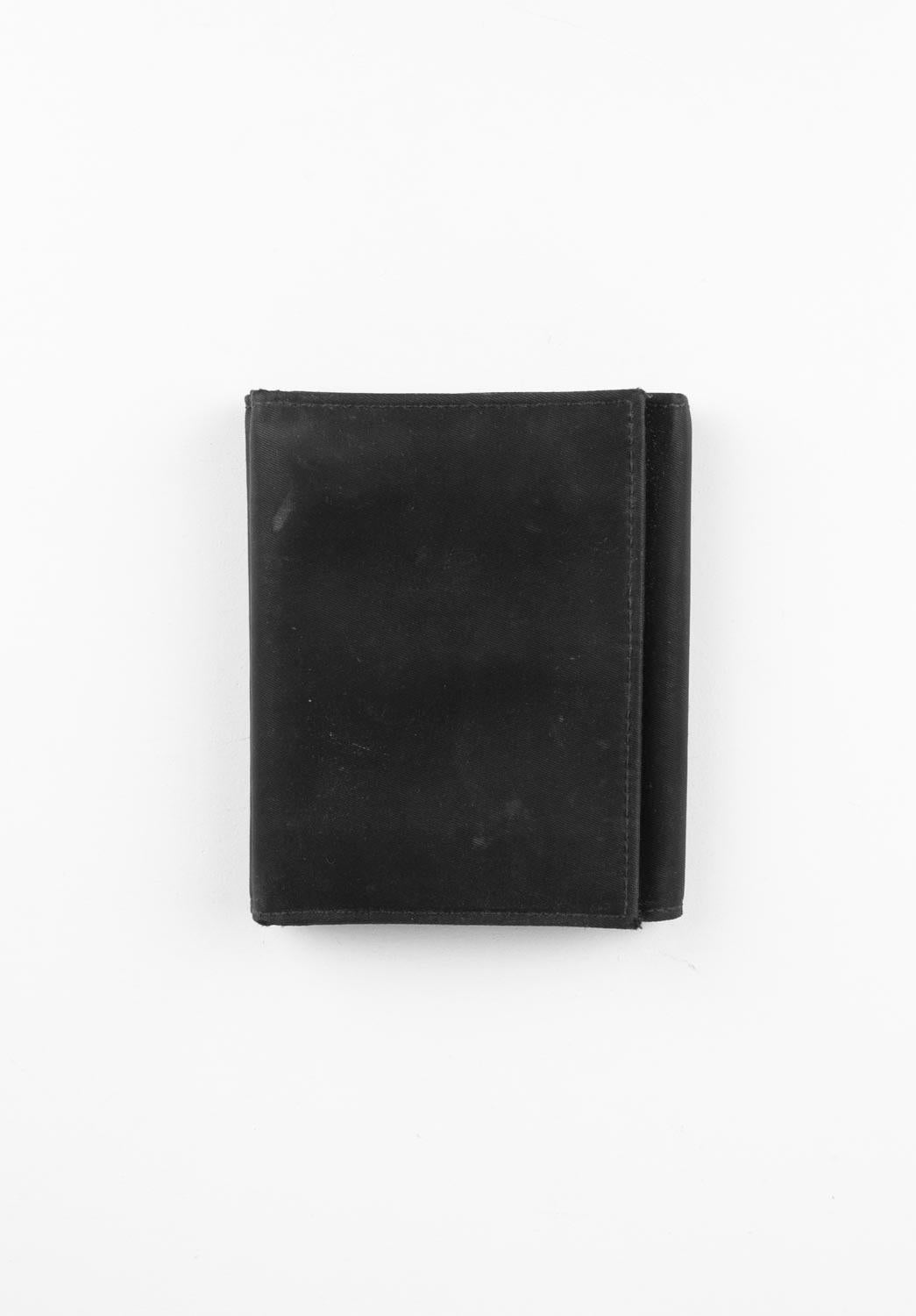 Check my other listings. Have many more designer clothes for sale. Open to any offers.
Item for sale is 100% genuine Prada Nylon Logo Men Wallet, S707, SE0
Color: black
(An actual color may a bit vary due to individual computer screen