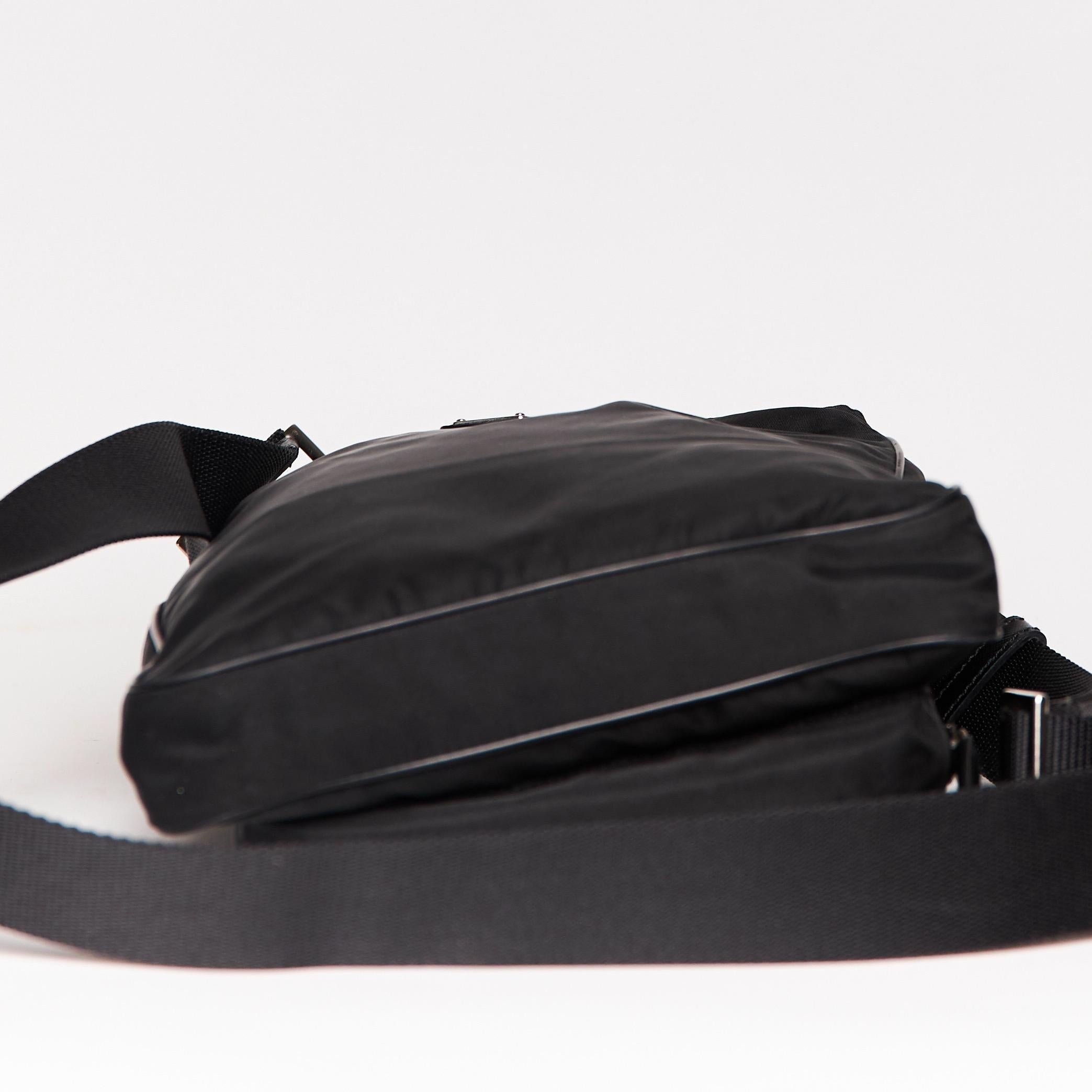Herren-Umhängetasche aus schwarzem Nylon mit doppelter Tasche von Prada für Damen oder Herren im Angebot
