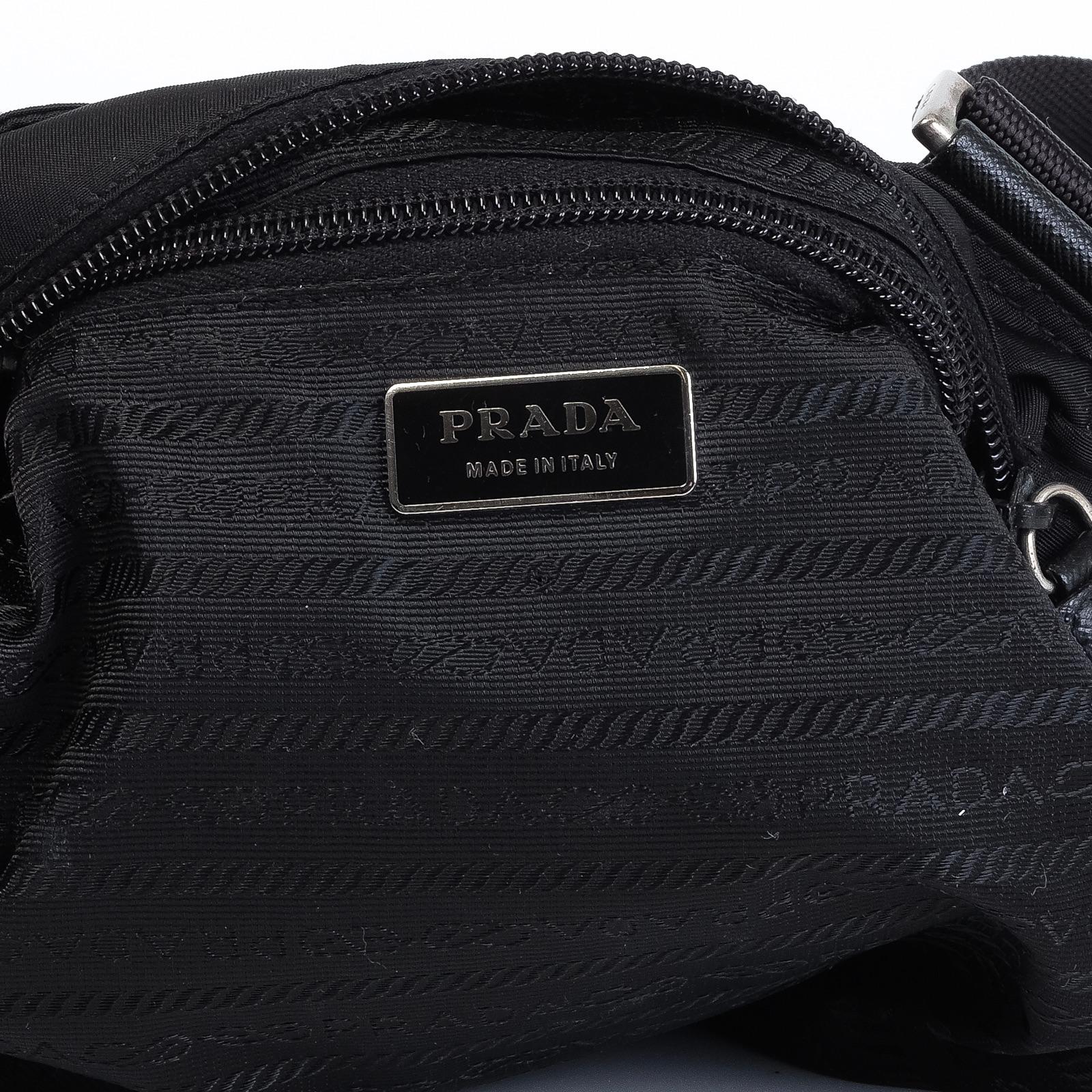Herren-Umhängetasche aus schwarzem Nylon mit doppelter Tasche von Prada im Angebot 1
