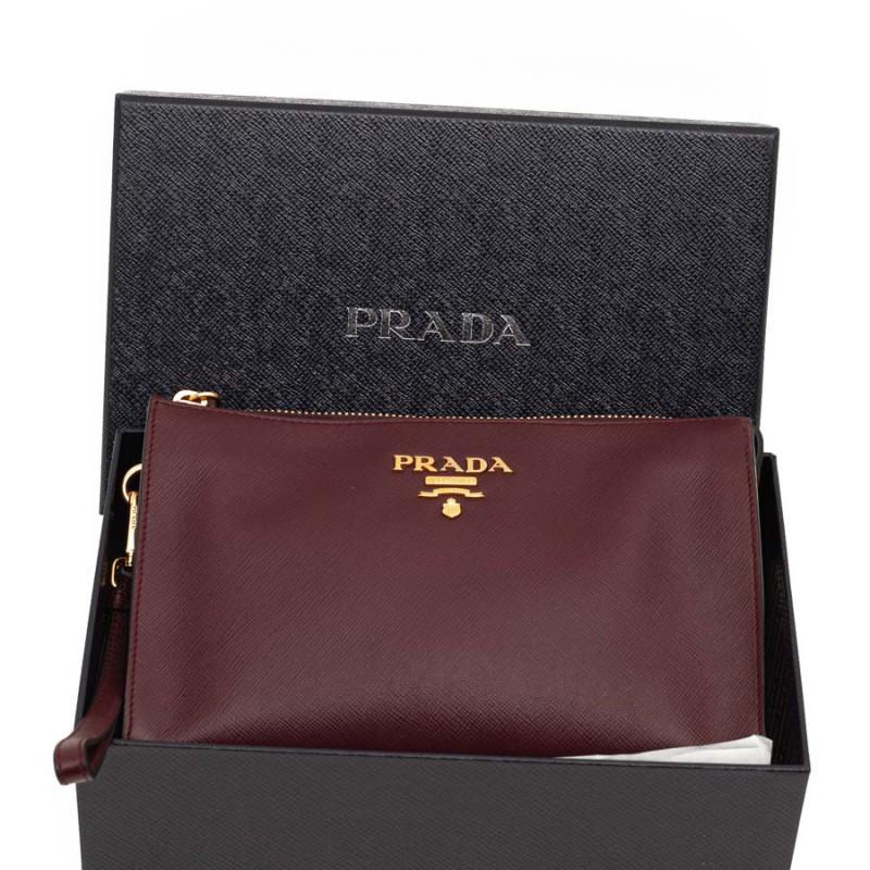 Questo raffinato marsupio in pelle saffiano bordeaux è foderato con tessuto monogramma e ha una tasca con zip. Etichetta incastrata all'interno.
Può essere indossato a mano grazie a un manico rimovibile.
Le finiture sono in metallo