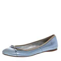 Prada - Chaussures de ballet à bout arrondi en cuir bleu métallisé avec nœud papillon, taille 38,5