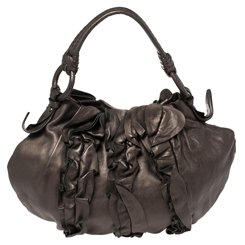 This Prada hobo for women comes fashioned with metallic bronze leather. It has an exterior laid with ruffle trims and they form a fine outline. The designer bag is lined with fabric and held by a single handle.

