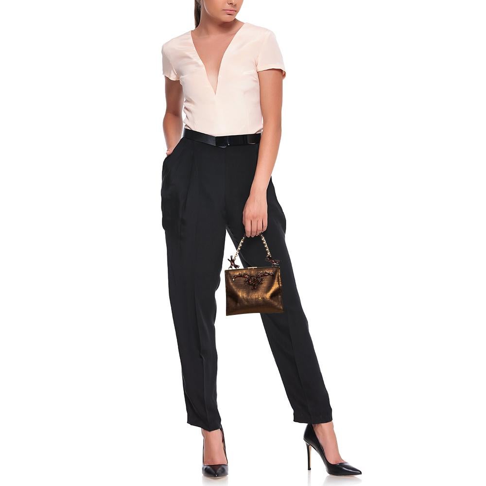 Avrai tutti gli occhi puntati su di te quando sfoggerai questa elegante pochette di Prada. Realizzato in paillettes, ha una struttura articolata. Questa bellezza di produzione italiana è dotata di un lucchetto sulla parte superiore che si apre su un