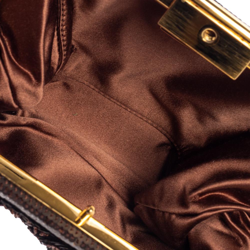 Donna Pochette Prada con cornice di paillettes in bronzo metallizzato