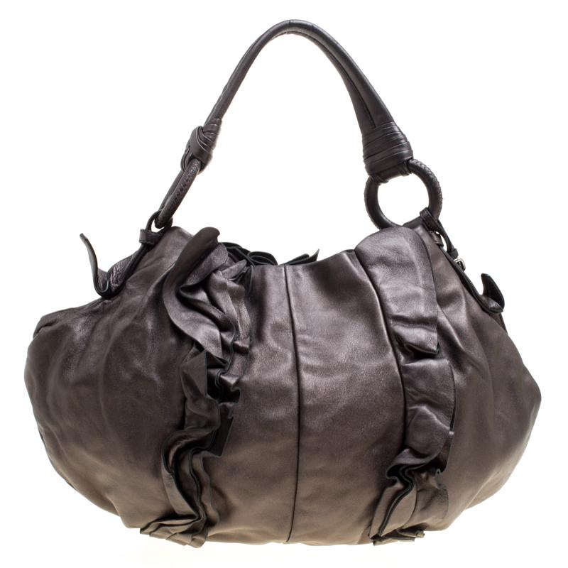 Prada brings to you this hobo that is an absolute delight. Gorgeous in a metallic brown shade, this hobo is crafted from leather and features an artistic ruffle detailing on the front and back creating a pretty feminine look. It flaunts a single