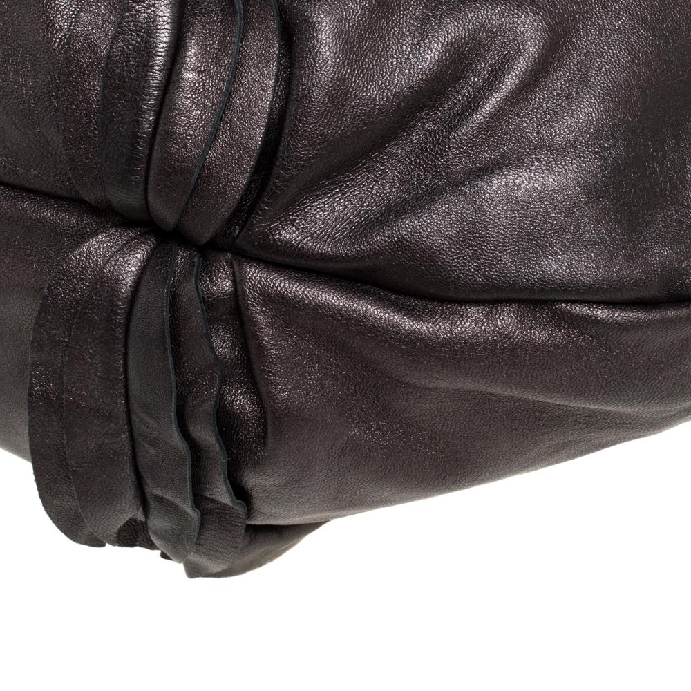 Prada, borsa a spalla in pelle marrone scuro metallizzata con volant, con tracolla 2