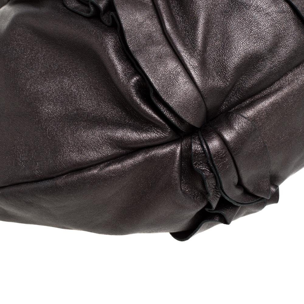 Prada, borsa a spalla in pelle marrone scuro metallizzata con volant, con tracolla 3
