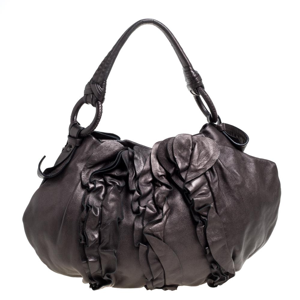 Innamorati quasi subito di questa eccellente hobo di Prada. Progettata con pelle di buona qualità, questa borsa sarà un compagno impeccabile per tutte le tue esigenze. Presenta dettagli arricciati all'esterno e il capiente interno in nylon promette