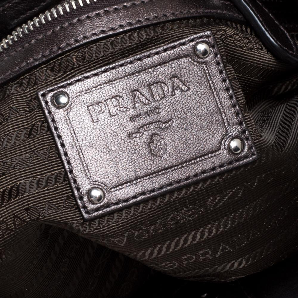 Nero Prada, borsa a spalla in pelle marrone scuro metallizzata con volant, con tracolla