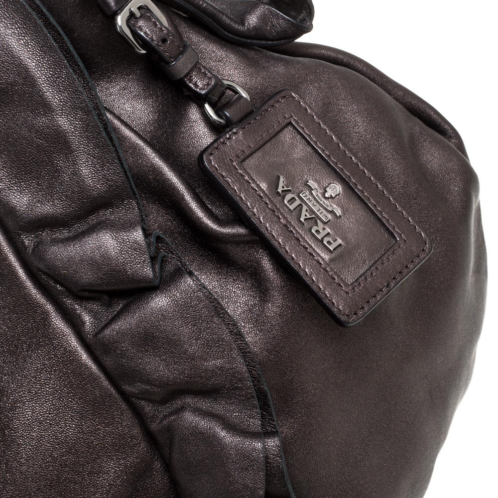Prada, borsa a spalla in pelle marrone scuro metallizzata con volant, con tracolla In condizioni buone a Dubai, Al Qouz 2