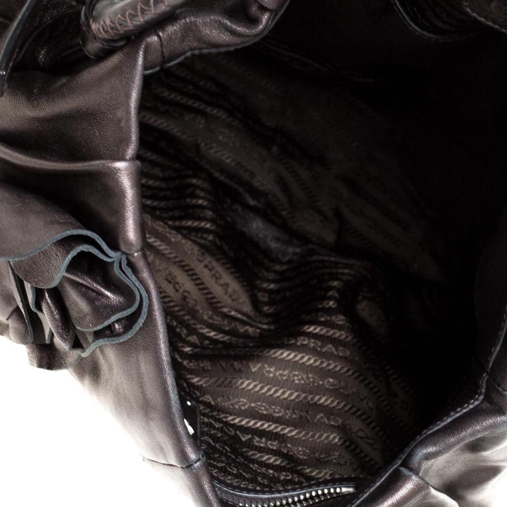 Donna Prada, borsa a spalla in pelle marrone scuro metallizzata con volant, con tracolla