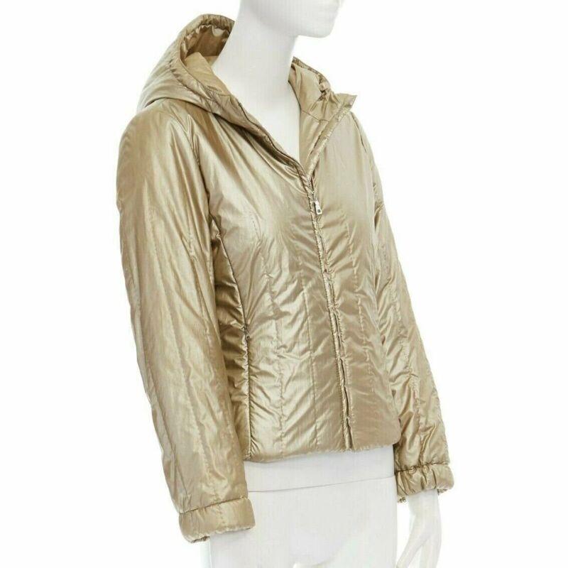 PRADA metallic gold nylon polyester padded hooded fitted winter jacket IT38 XS
Reference: CC/AYWG00206
Brand: Prada
Designer: Miuccia Prada
Material: Nylon
Color: Gold
Pattern: Solid
Closure: Zip
Extra Details: 100% nylon outer shell. 100% polyester
