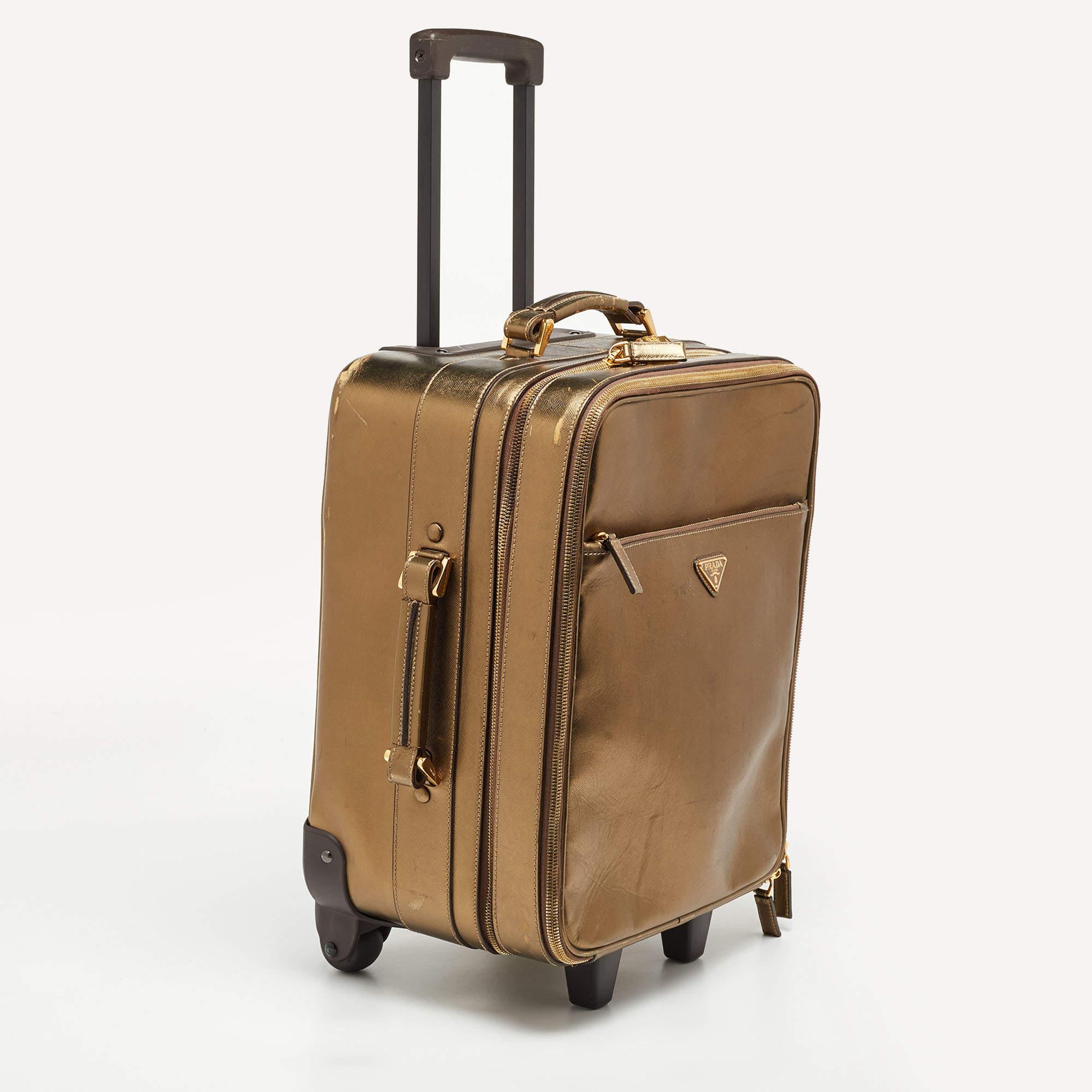 Prada Metallic Gold Saffiano Leather Travel Rolling Trolley Luggage (Bagages à roulettes en cuir métallisé) Pour femmes en vente